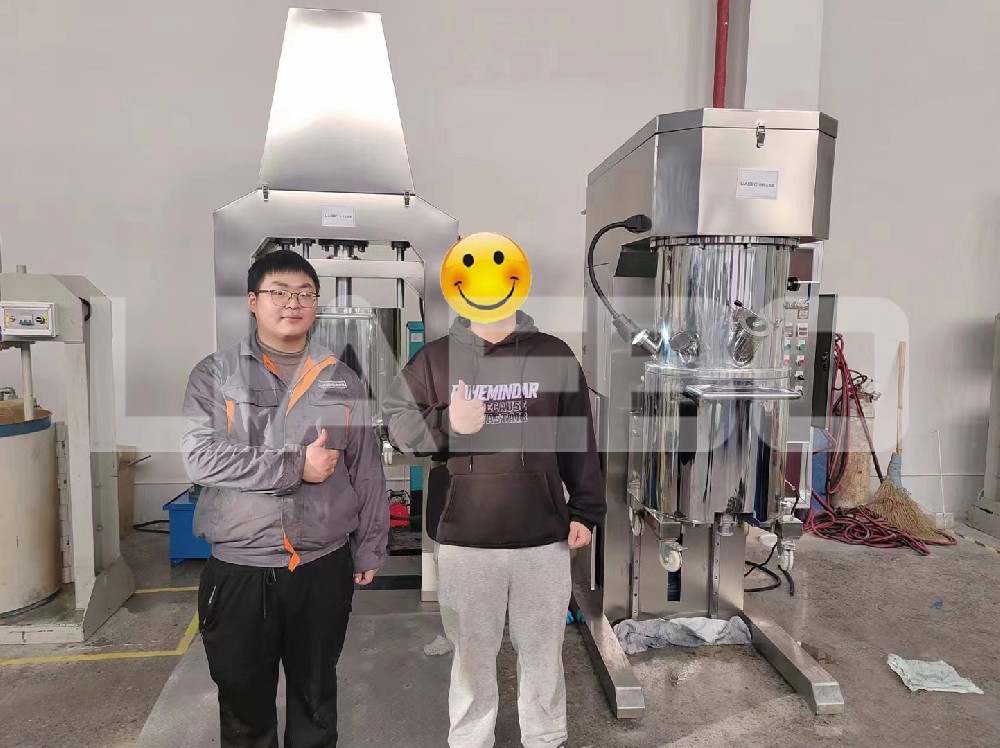浙江某新材料公司100L雙行星攪拌機(jī)加壓料機(jī)調(diào)試成功